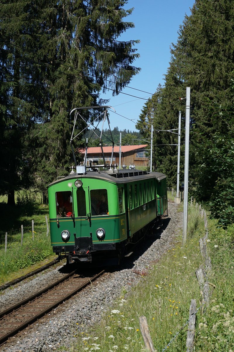 Chemins de fer du Jura, CJ.
Sommeridylle vom Jura.
Sonderzug bestehend aus dem BCe 2/4 70 und dem TT C7 auf der Fahrt nach Glovelier bei Pré-Petitjean am 23. Juni 2018.
Der historische Triebwagen der CJ wurde von SWS/BBC gebaut und im Jahre 1913 in Betrieb genommen. 
Foto: Walter Ruetsch 
