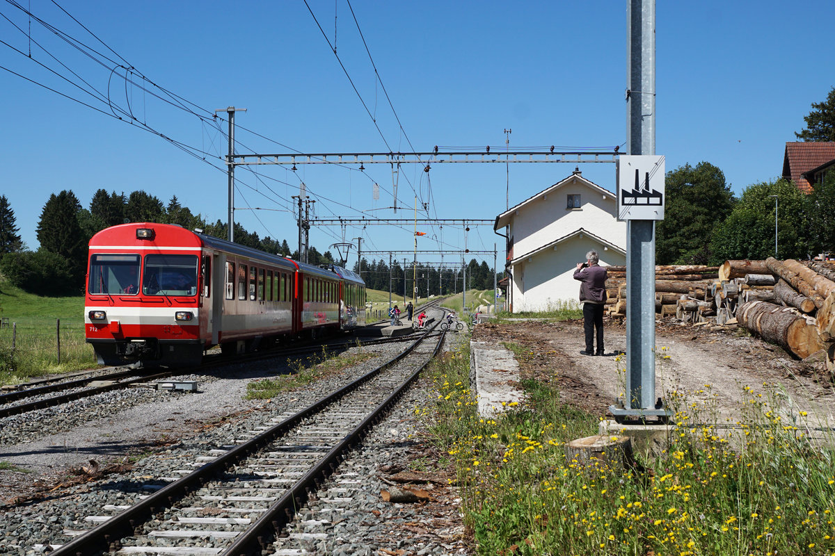 Chemins de fer du Jura, CJ.
Sommeridylle vom Jura.
Regionalzug nach Glovelier beim Zwischenhalt auf dem Bahnhof Pré-Petitjean am 23. Juni 2018.
Auch im sehr ruhigen Jura gibt es die rücksichtslosen Bahnfotografen die im letzten Moment dem bereits lange Zeit wartenden Fotografen einfach so in's Bild laufen!!!  
Foto: Walter Ruetsch 
