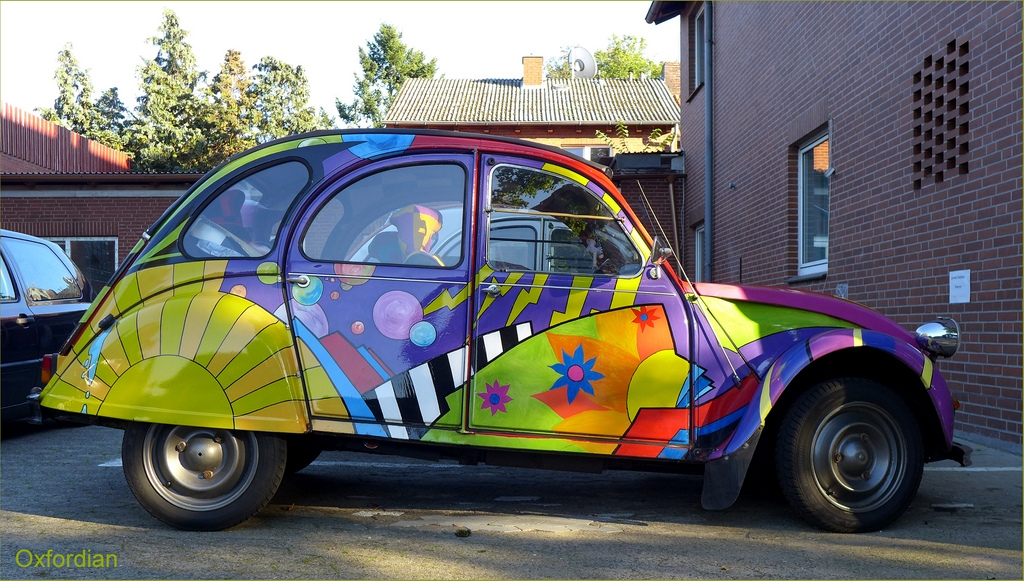 Citroën 2CV - deux chevaux - Ente mit fröhlicher Sonderlackierung.
Gesehen im Landkreis Gifhorn, Niedersachsen, Deutschland.