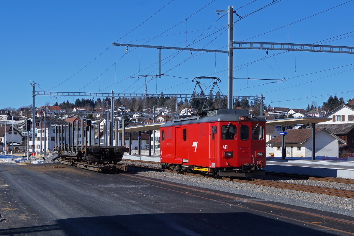 CJ Gterverkehr: Am 12. Mrz 2015 steht der De 4/4 II 411 in Le Noirmont zur Abfahrt nach Tramelan bereit nachdem er den Holzwagen auf das Geleise 5 rangiert hat.
Foto: Walter Ruetsch  