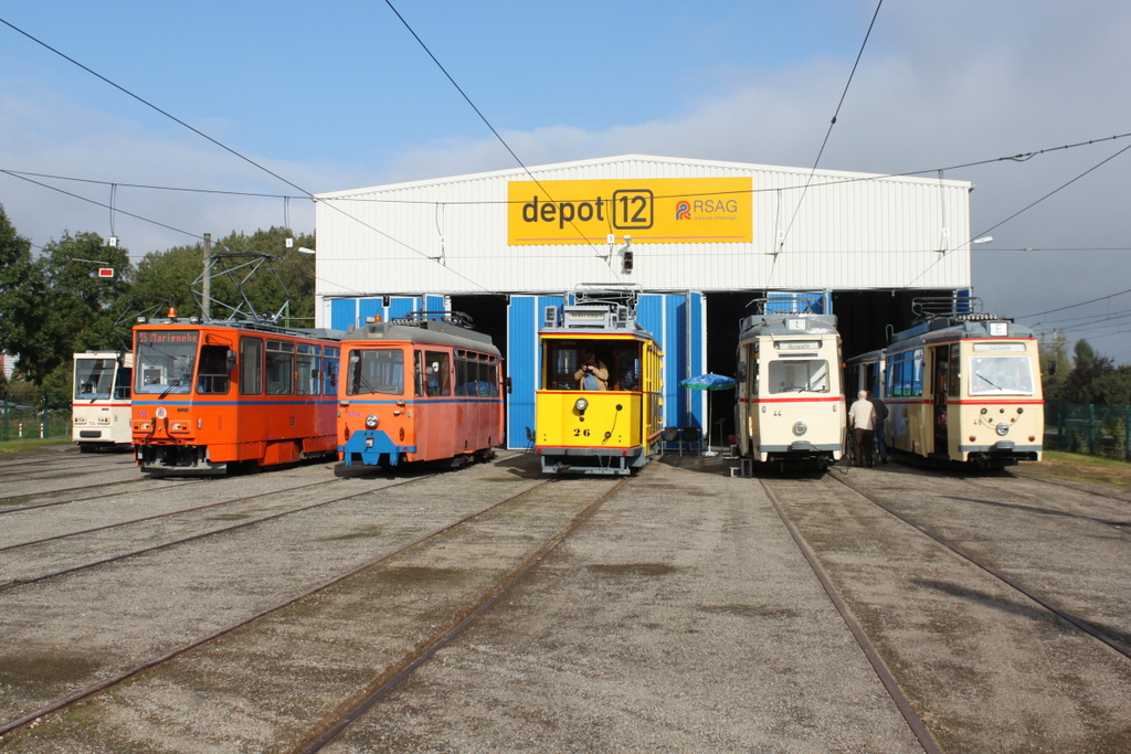 CKD Tatra Wagen T6A2 704,552 und Lowa-Wagen 554,Wagen 26 sowie Triebwagen 44  Café 44  und Lowa-Wagen 46 und 156 vor dem Depot 12 in Rostock-Marienehe.23.09.2017