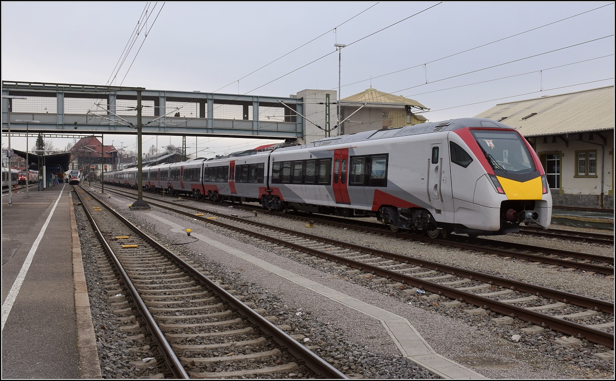 Class 745, Überführungsfahrt des neuen elektrischen Flirt UK beim ersten Stopp in Konstanz. Endwagen 94 70 0 312 102-9. Je zwei mit Jakobsdrehgestell verbunden Teilwagen sind zu 6 Einheiten verbunden. Daraus wird der längste Flirt mit 240 m Länge und 375 t Gewicht. Konstanz, Februar 2018.