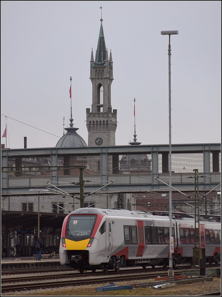 Class 745, Überführungsfahrt des neuen elektrischen Flirt UK beim ersten Stopp in Konstanz. Endwagen 94 70 0 312 102-9. Je zwei mit Jakobsdrehgestell verbunden Teilwagen sind zu 6 Einheiten verbunden. Daraus wird der längste Flirt mit 240 m Länge und 375 t Gewicht. Konstanz, Februar 2018.
