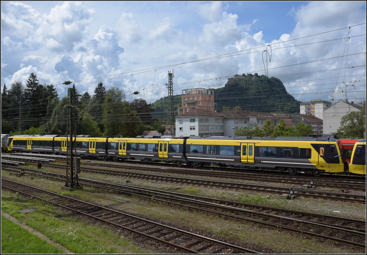 Class 777 für die Metro Liverpool auf dem Weg nach Liverpool. Zug 777 008 vor dem Hohentwiel in Singen. Juli 2020.