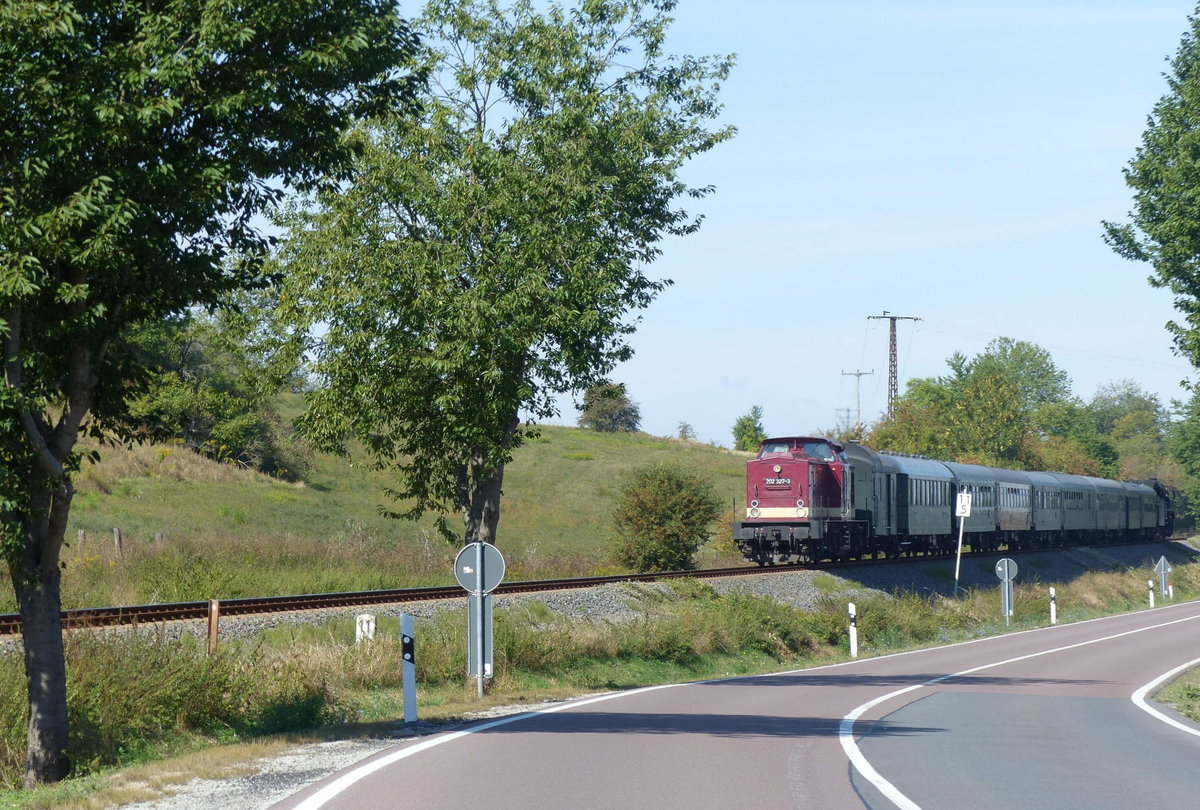 CLR 202 327-3 mit dem DLr 24589 von Karsdorf nach Naumburg Hbf, am 08.09.2018 bei Laucha.
