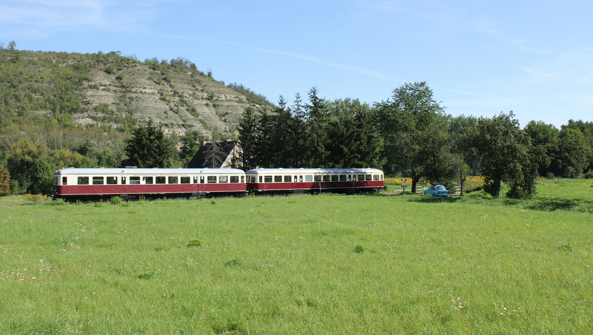 CLR 301 035-1  Anton  & der Beiwagen 303 027-6 als DPF 77117 von Aken nach Karsdorf, am 09.09.2023 in Balgst�dt. Die Sonderfahrt zum Winzerfest Freyburg haben die Eisenbahnfreunde Aken e.V. organisiert.