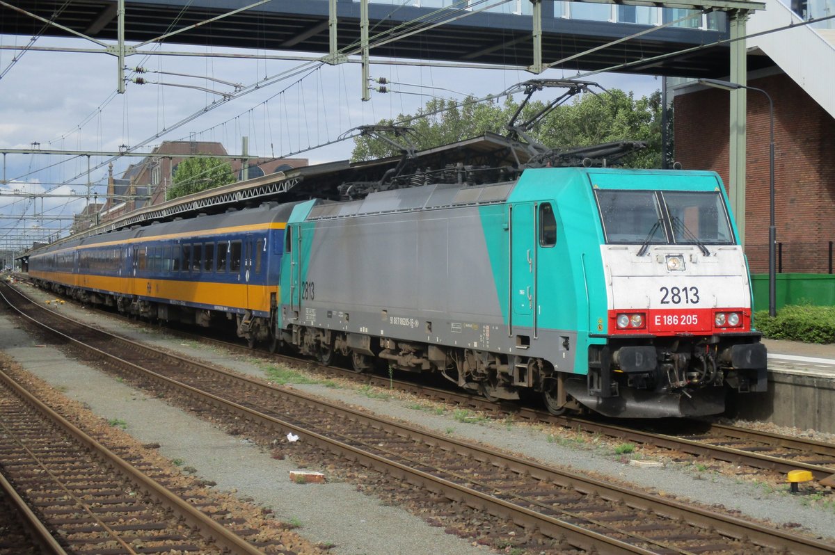 CoBRa 2813 steht mit ein Benelux-IC in Roosendaal am 12 Augustus 2017.