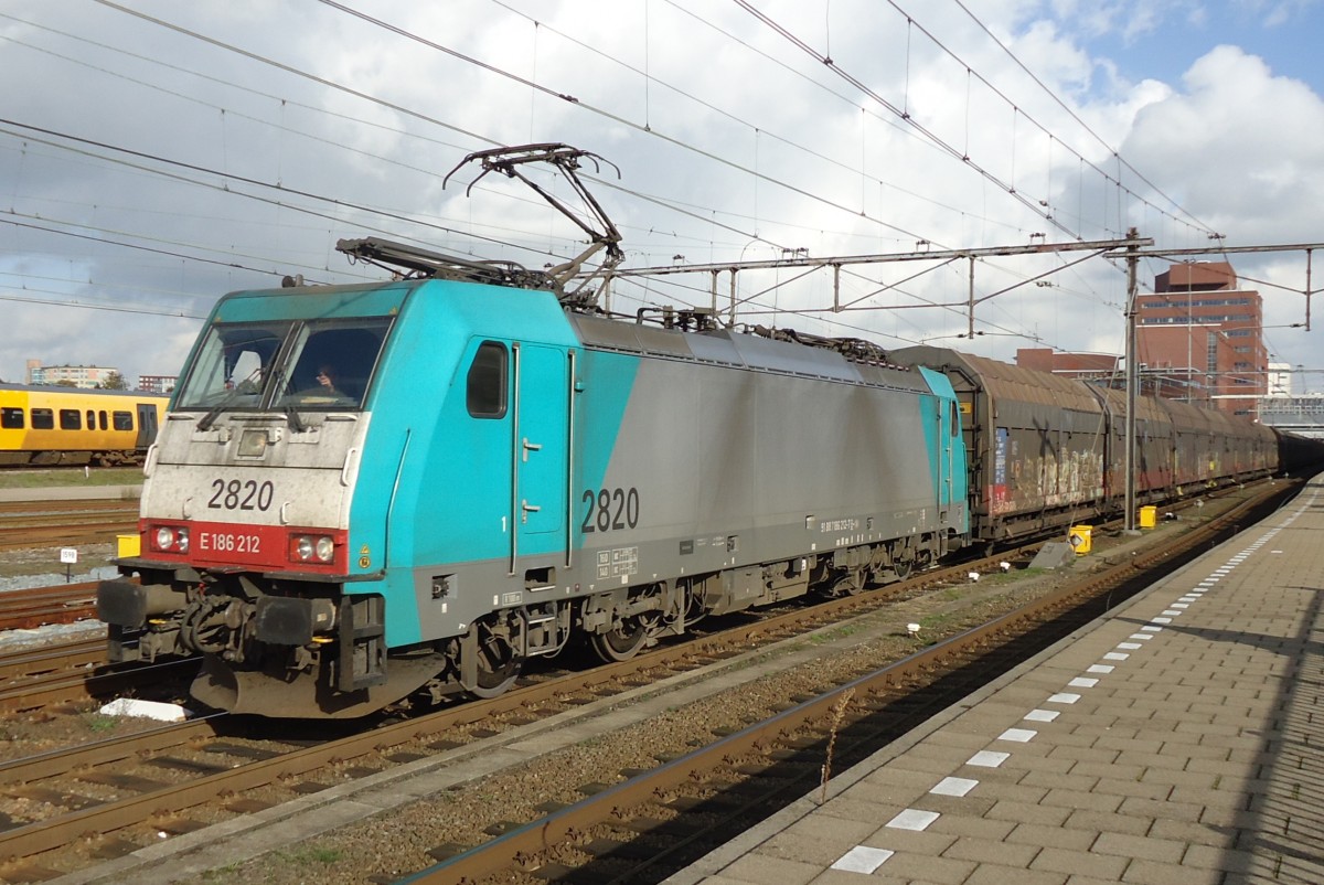 CoBRa 2820 steht mit der Volvo-Unterteilenzug in Amersfoort am 17.Oktober 2014.