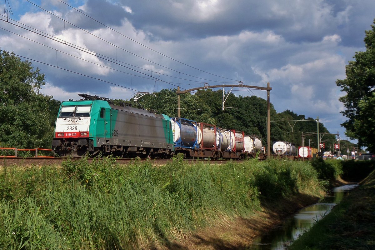 CoBRa 2828 passiert der Fotoghraf am 18 Juli 2016 während die BR-Umleiter.