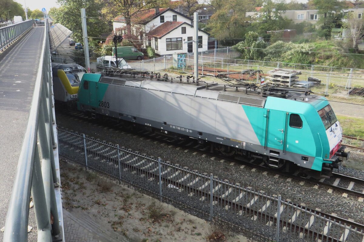 CoBra/NMBS 2803 schiebt ein Überbringungszug am 26 Oktober 2022 durch Nijmegen.