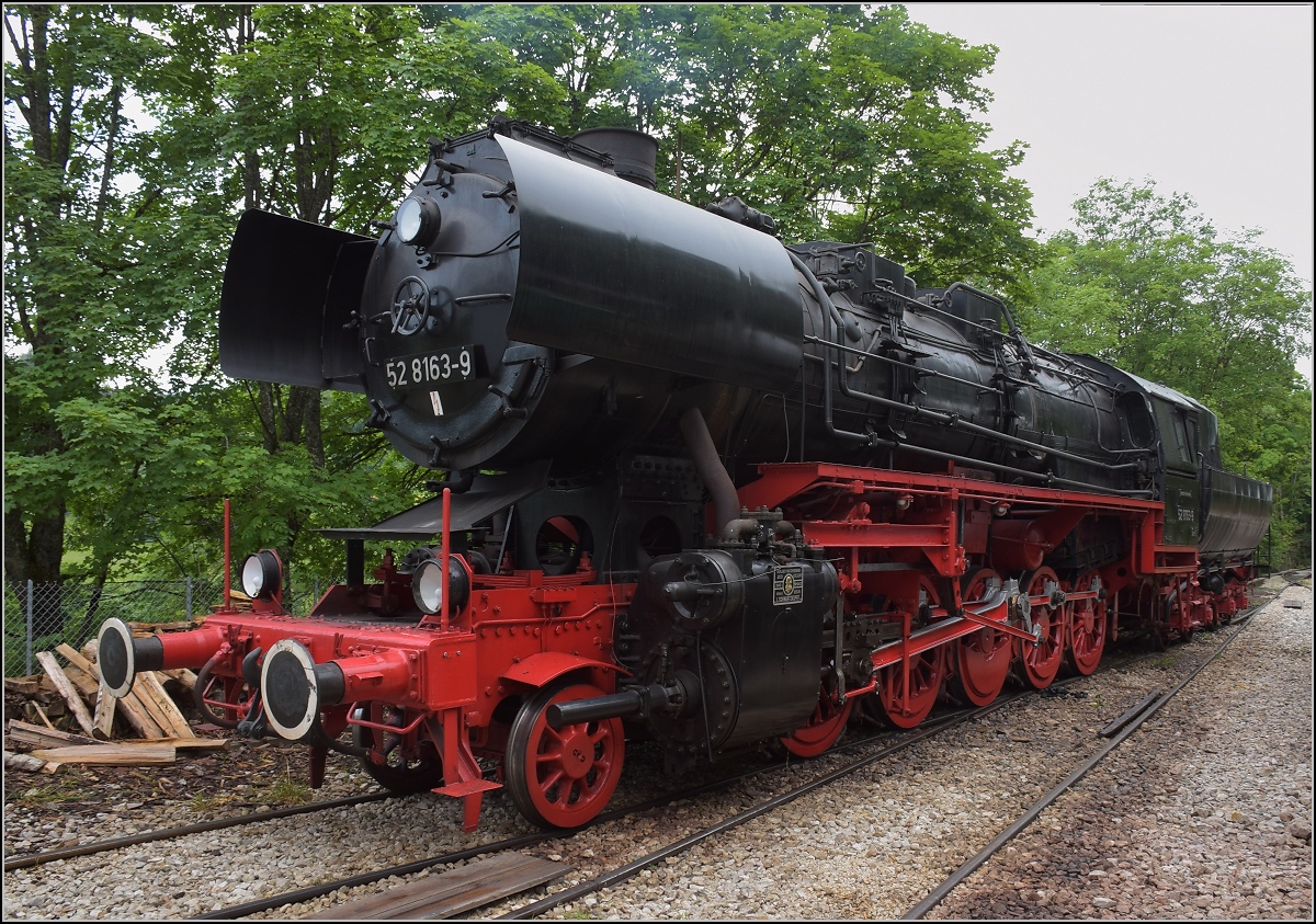 Coni'Fer

52 8163 ist eine Rekolok der Reichsbahn in der DDR und hat fernab der Heimat ihren neuen Platz gefunden. Les Hôpitaux-Neufs, Juli 2022.