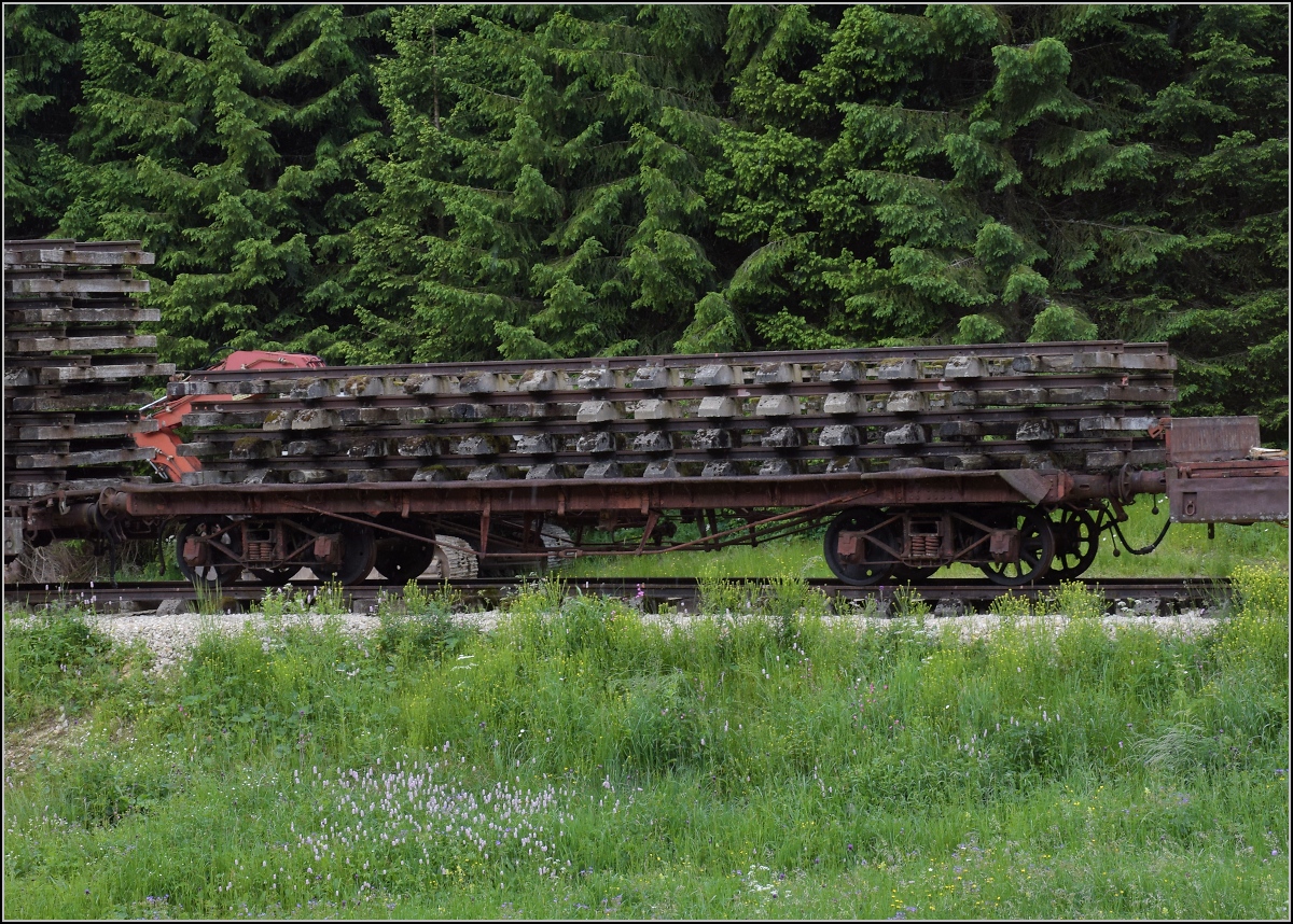 Coni'Fer

Nachdem Peter treffend bemerkte, nur Schweizer Rollmaterial, habe ich mal nach dem Gegenteil gesucht. Hier ein 4-achsiger Flachwagen unbekannter Herkunft, aber doch recht deutlich der Stil französischer Güterwagen. Chapelle Mijoux, Juli 2022.