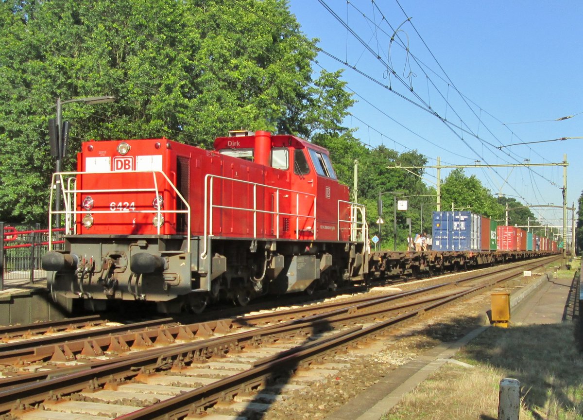 Containershuttle mit 6426 dönnert durch Tilburg-Universiteit am 14 Juli 2016.