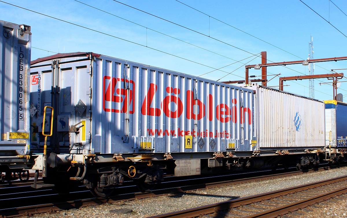 Containertragwagen der Gattung Sgnss registriert unter 33 85 4576 170-6 CH-HUPAC, Pattburg 13.03.2022
