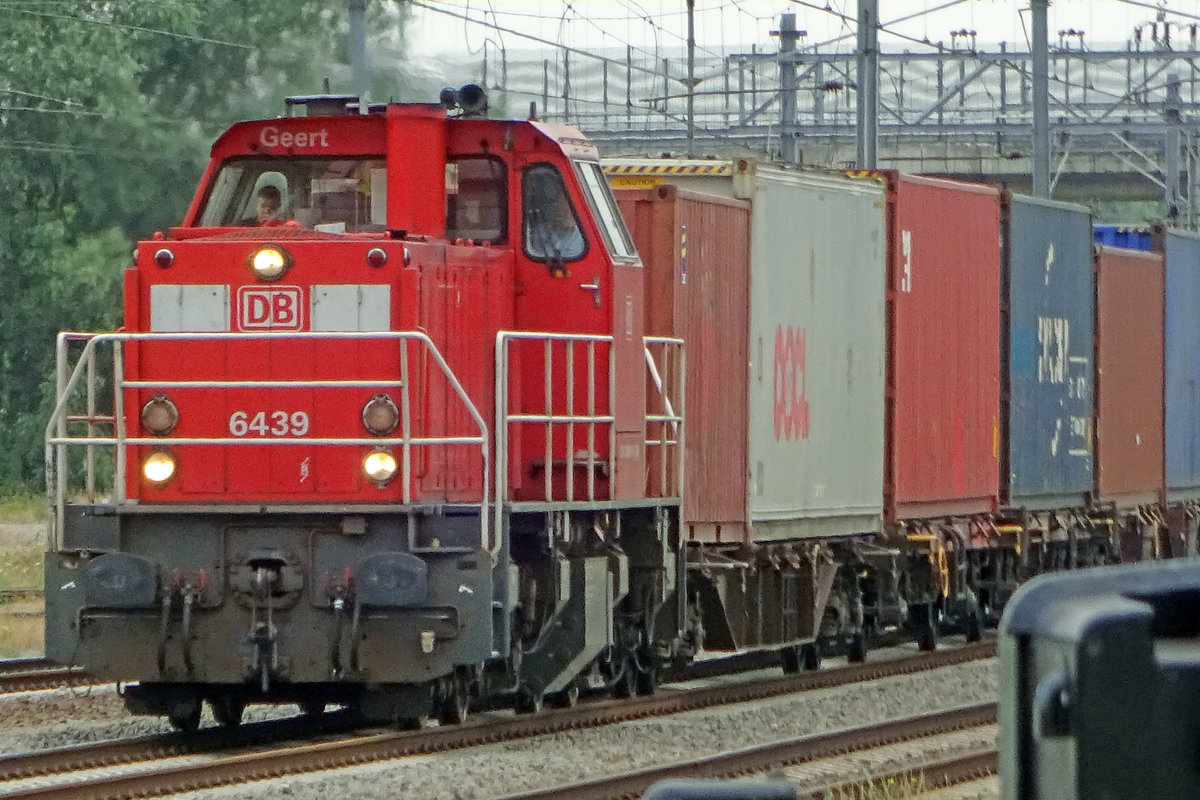 Containerzug mit 6439 durchfahrt am 19 Juli 2019 Lage Zwaluwe. 