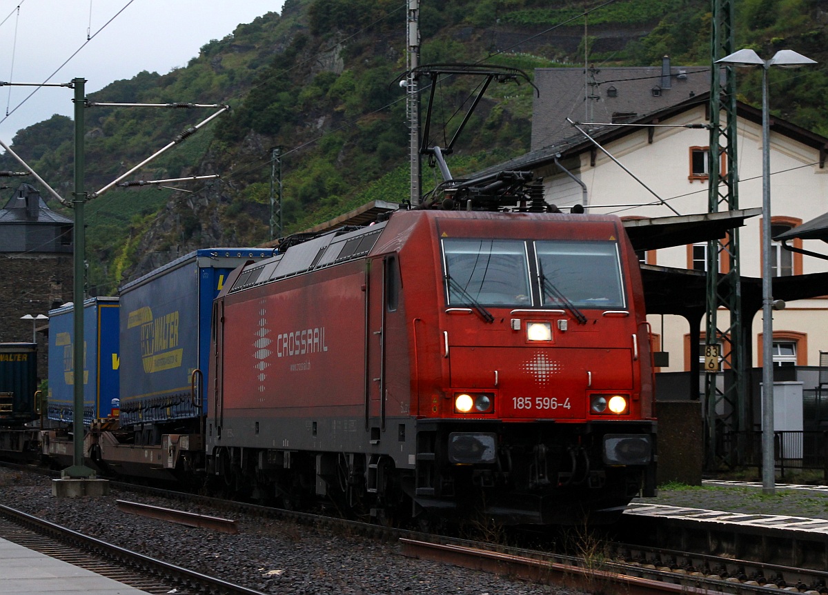 Crossrail 185 596-4 durchfährt hier mit einem Walter KLV am Haken am Abend des 12.09.2013 den Bahnhof Kaub/Rhein.