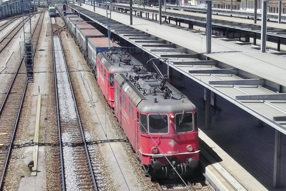 CrossRail 436 114 dönnert am 5.Juni 2015 durch Spiez. 