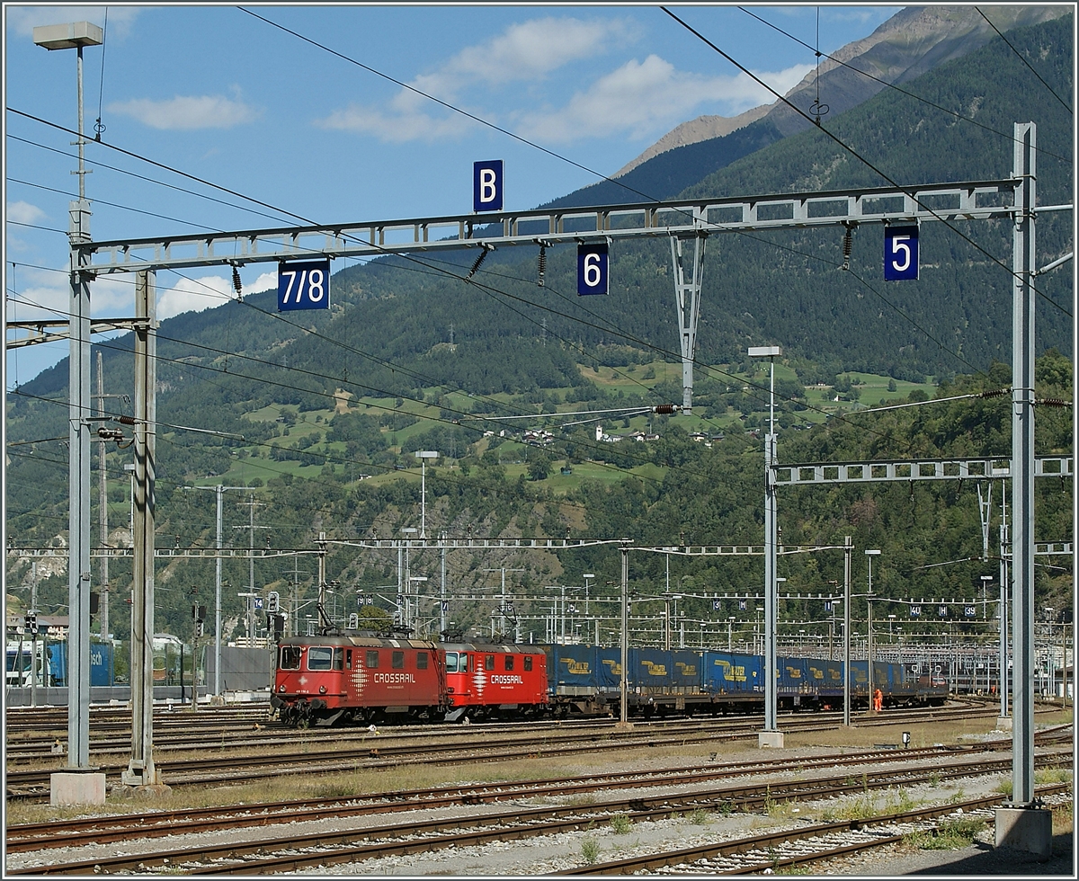Crossrail Re 4/4 III warten in Brig auf die Weiterfahrt Richtung Norden.
29. Aug. 2013