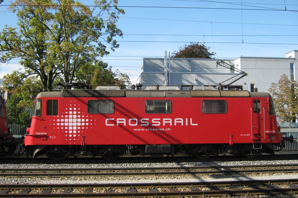 Crossrail ist eine Schweizerischen Privatbahn die international aktiv ist. Die 114 dagegen, bleibt in die Schweiz und wurde am 15 Mai 2010 in Thun fotografiert.