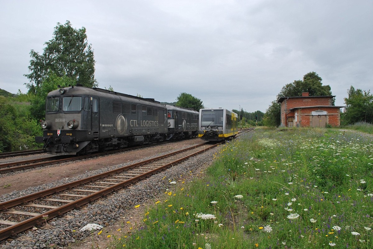 CTL 252 021-1 + 252 022-9 am 13.07.2012 in Karsdorf Bbf. Burgenlandbahn 672 903 ist als RB von Wangen nach Naumburg Ost unterwegs. (Foto: Mario Fliege)