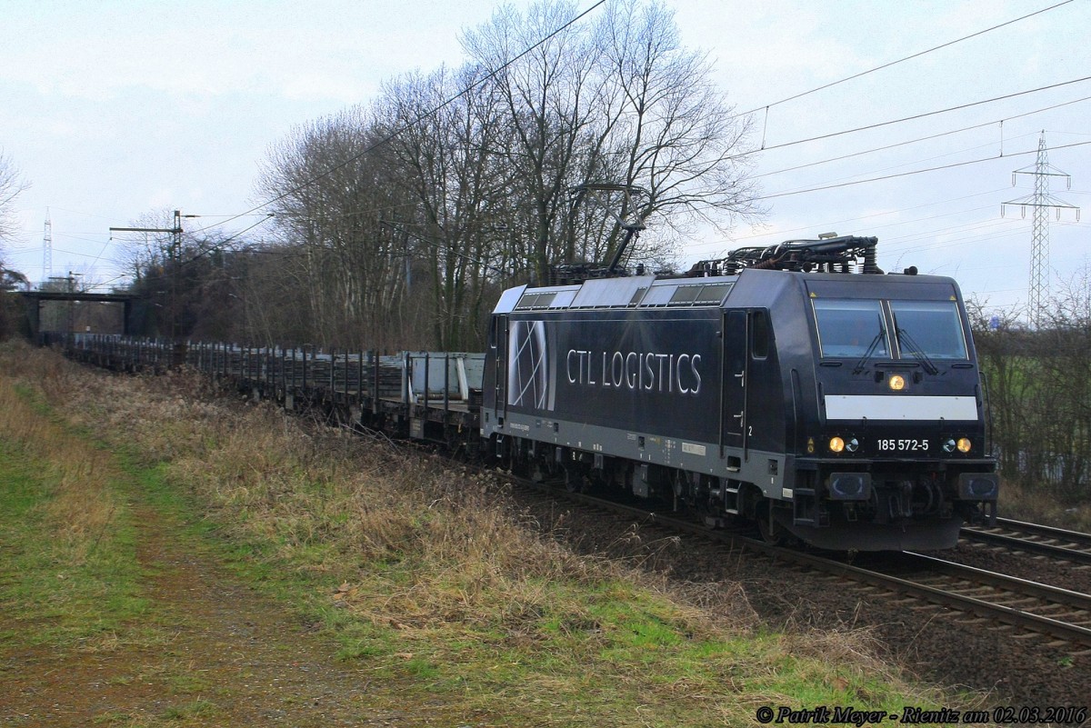 CTL Logistics 185 572 mit Schienentransportwagen o.Ä. in Ahlten (Han) am 02.03.2016 Richtung Lehrte