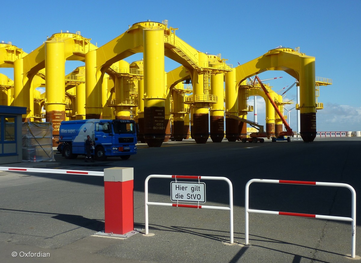 Cuxhaven-Groden, Bauteile für Offshore Windenergieanlagen.