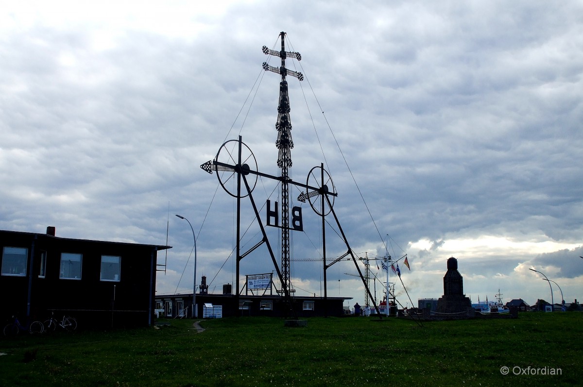 Cuxhaven, Windsemaphor. Es gibt Windgeschwindigkeit und -richtung auf den Inseln Borkum und Helgoland mit Zeigern und Signalarmen an.