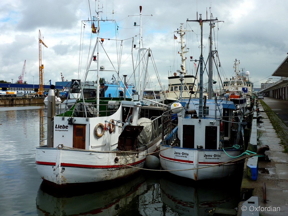 Cuxhaven - zwei Kutter im Niedersachsenhafen.