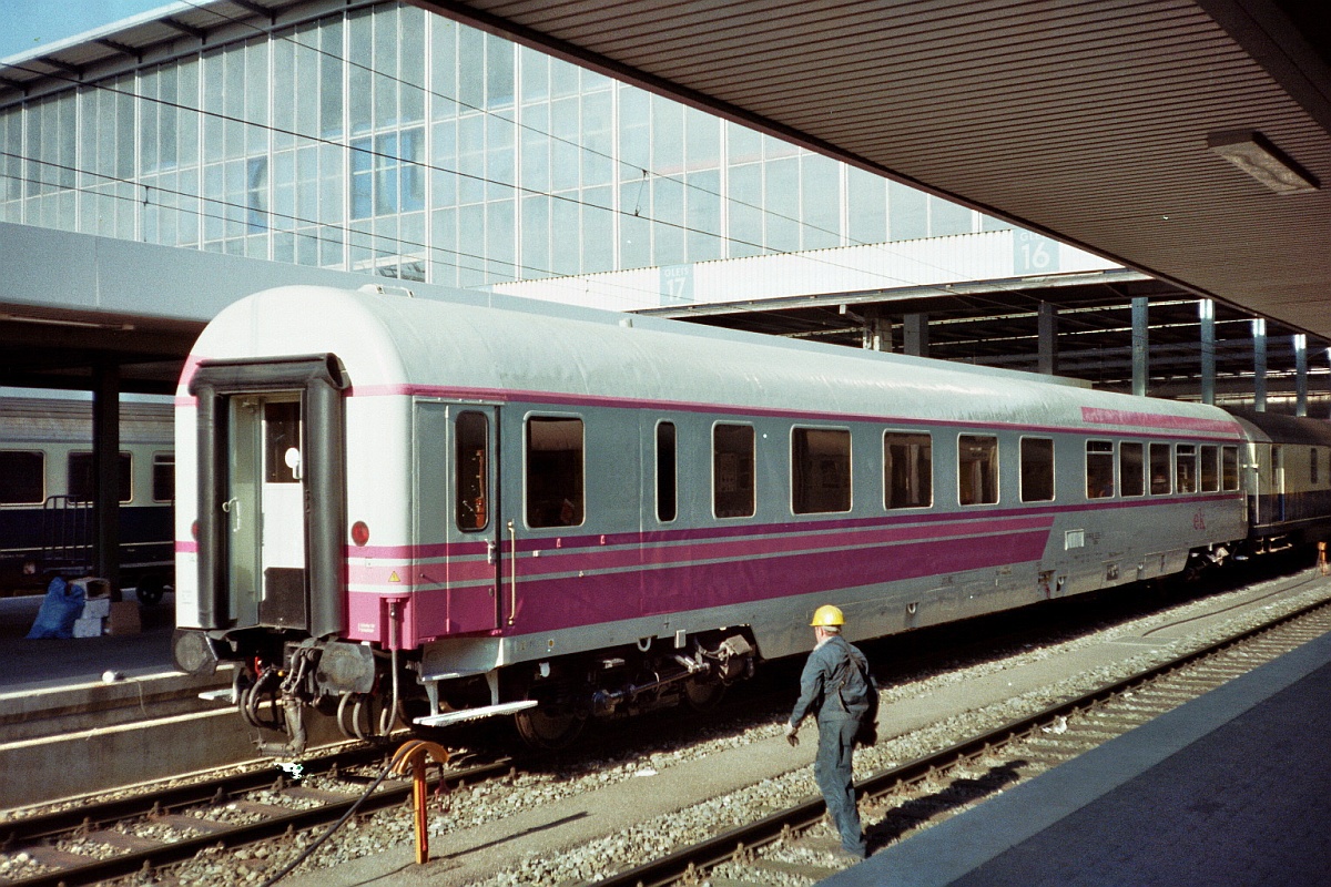 D-DB 61 80 09-90 001-7 Gattung ARmh Mnchen Hbf in den 80zigern