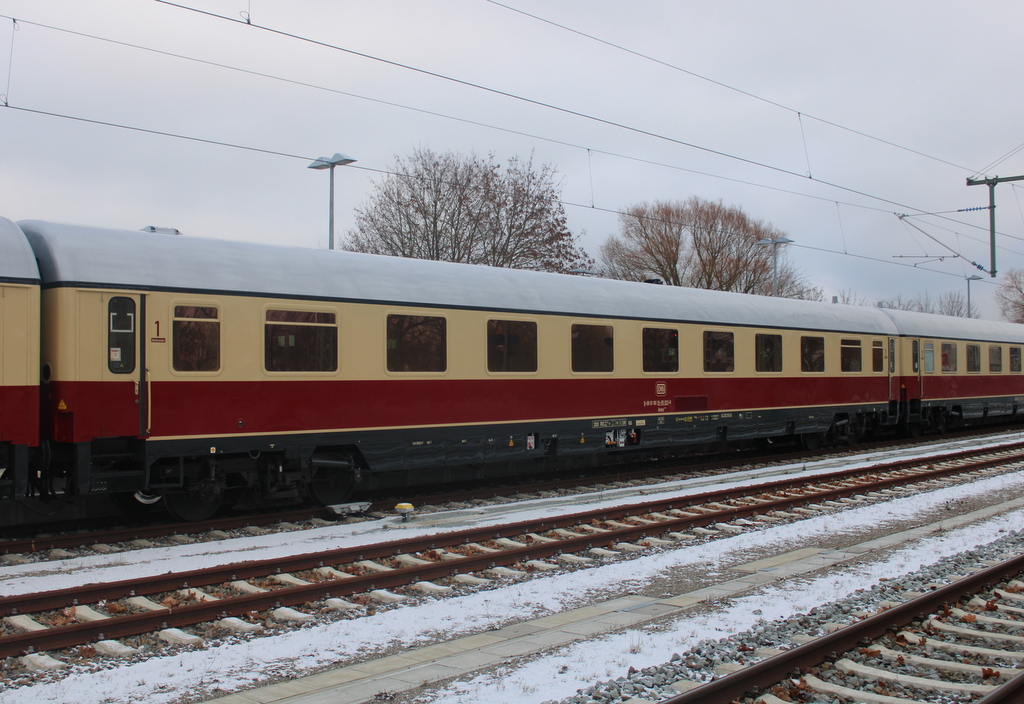 D-DB 61 80 19-95 021-0 Avmz stand am 10.12.2022 in Warnemünde