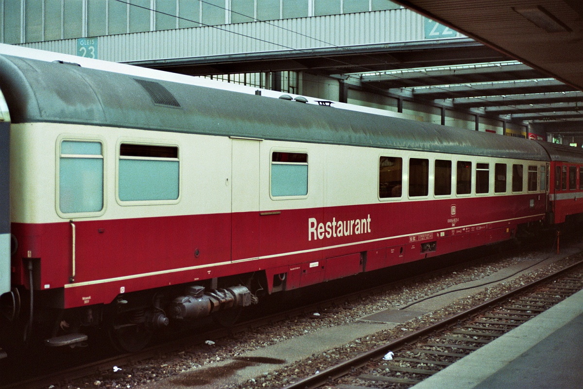 D-DB 61 80 84-80 213-0 Gattung ARmh217 Mnchen Hbf in den 80zigern