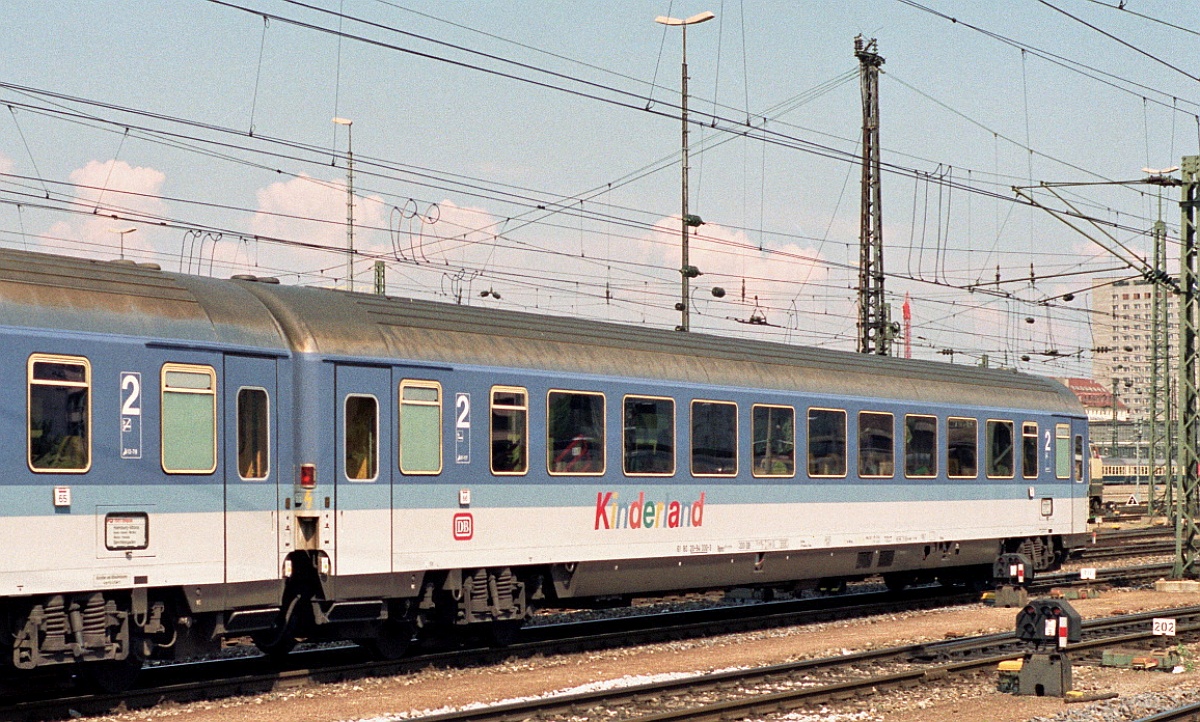 D-DB  Kinderland  61 80 20-94 330-3 Bpmz293.2 Mnchen Hbf in den 80zigern