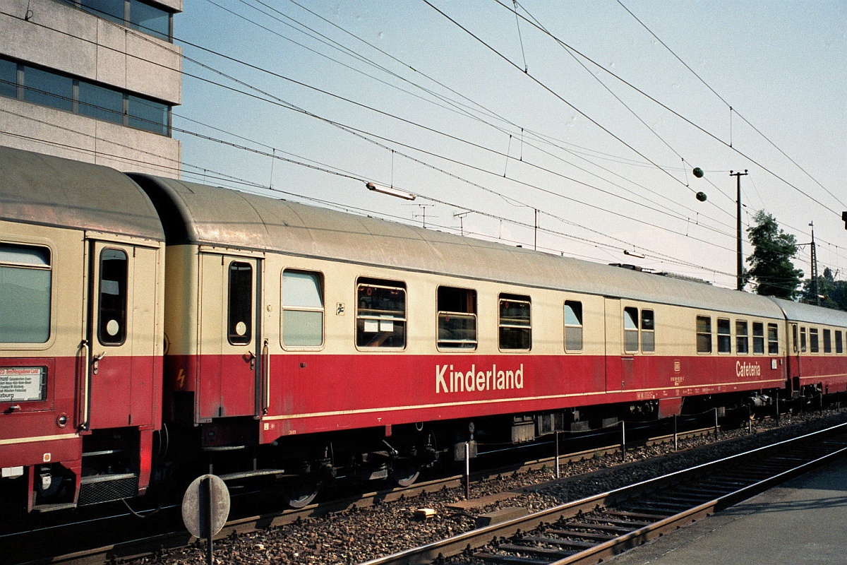 D-DB  Kinderland/Cafeteria  51 80 88-80 961-2 Gattung WRtmh136 Mnchen Hbf in den 80zigern