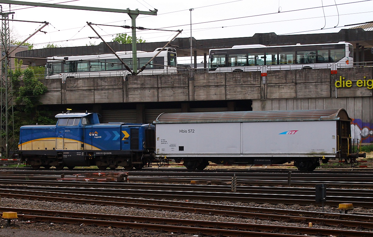 D-EVB 27 80 2249 221-2, Gattung Hbis 572 mit Zuglok 211 252-2 festgehalten bei der Durchfahrt in HH-Harburg am 09.05.2015