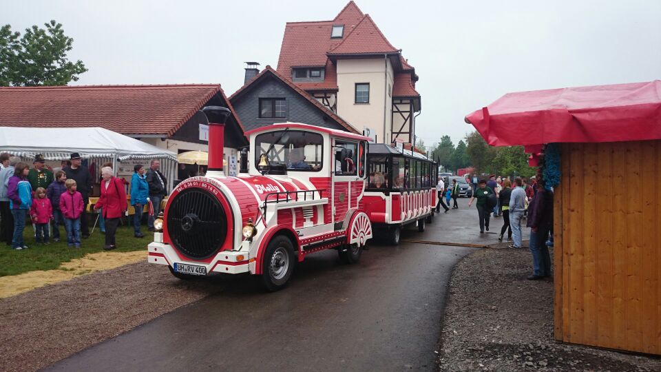 Da auf der Finnebahn leider keine Züge mehr fahren, war diese  Eisenbahn  beim Fest  100 Jahre Finnebahn  am 01.05.2014 in Bachra im Einsatz. (Foto: Ina Sielaff)