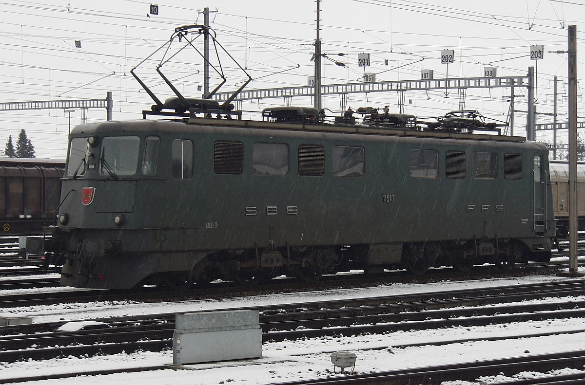 Da bekommt der Fotograf mal eine grüne Ae 6/6 zu Gesicht und dann spielt das Wetter nicht mit. Ae 6/6 11518, leider ohne Wappen, am 17.12.2011 in Buchs.