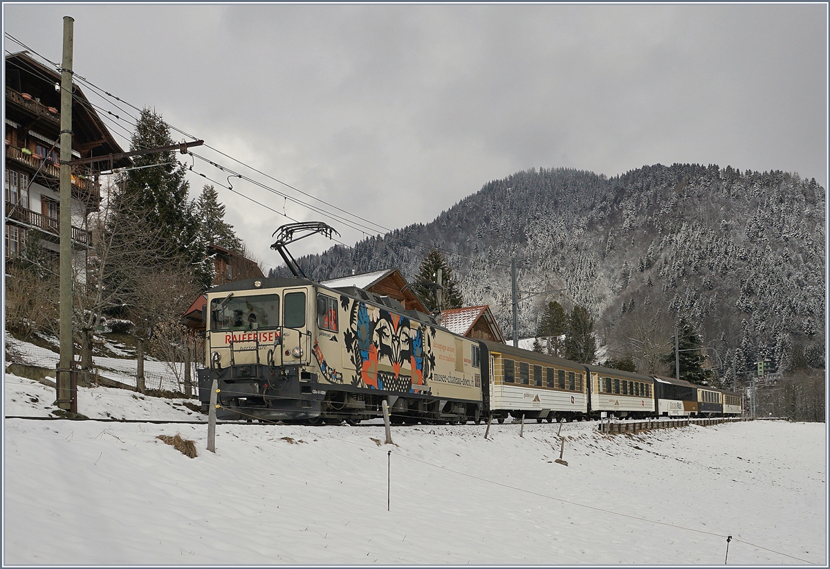 Da die  Belle-Epoque  Wagen für die Alpina-Triebwagen umgebaut werden, verkehrt der  Belle Epoque Zug nun mit einer gemischten Komposition und immerhin noch einem  Belle-Epoque Wagen.
Das Bild zeigt die GDe 4/4 6001 mit dem Regionalzug 2217 von Zweisimmen nach Montreux kurz nach Les Avants.
3. Feb. 2018