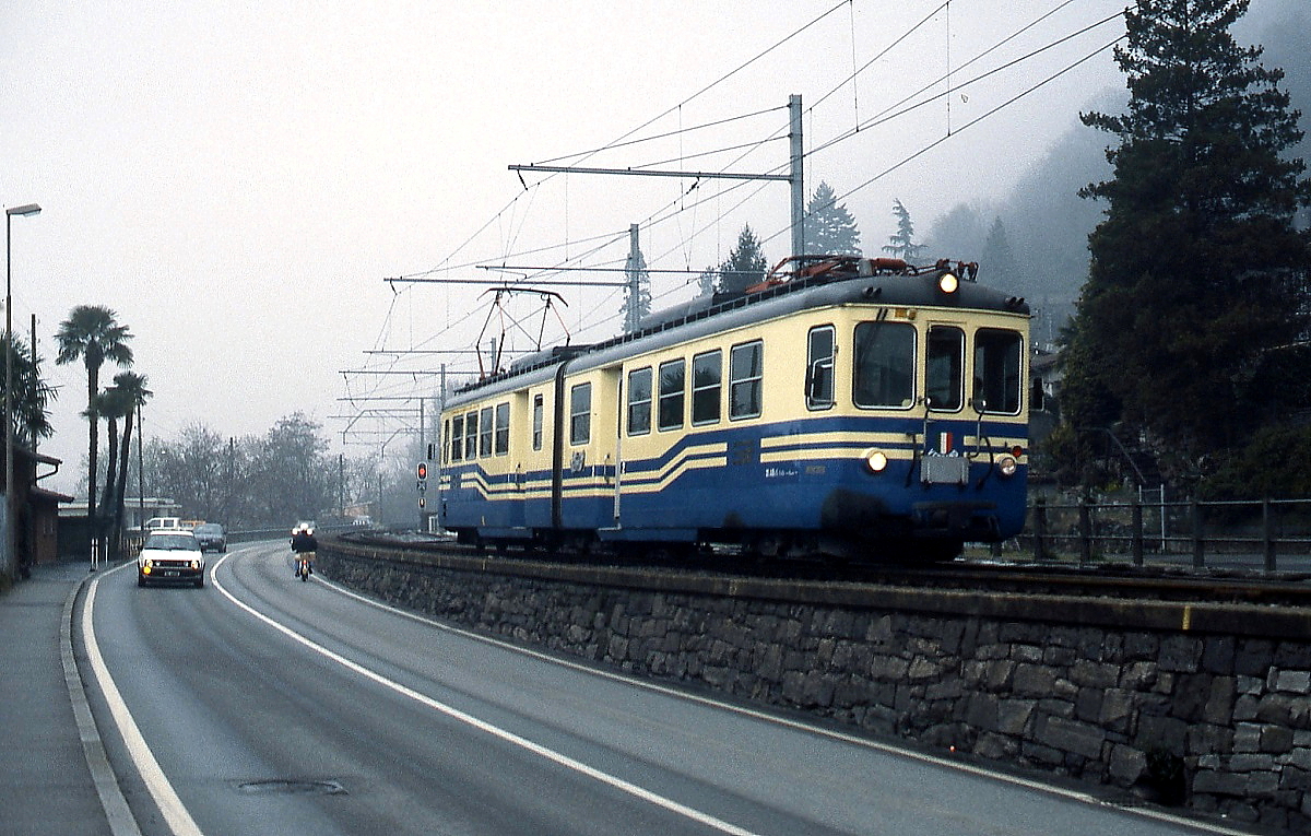 Da bin ich leider drei Jahre zu spät gekommen: Im März 1993 hat ABe 4/6 35  Verbano  der Centovallibahn bei S. Martino gleich den Innenstadttunnel in Locarno erreicht. Zwar lagen die Schienen an der Strandpromenade noch, doch seit 1990 verkehrten die Züge unterirdisch.