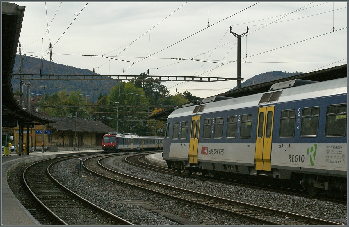 Da die Domino-Züge noch nicht in Frankreich zugelassen waren wurde auf der Strecke Biel/Bienne - Delle bis zur Zulassung NPZ Züge eigesetzt, hier begegne sich ein nach Biel und ein nach Delle fahrender Zug in Moutier.
18. Okt. 2012