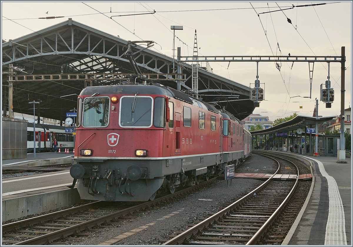 Da etwas verspätet, konnte ich, obwohl schlecht platziert, heute morgen den Thello Nachtzug Venezia - Paris beim (Dienst)-Halt in Lausanne fotografieren, an der Spitze des Zuges zwei Re 4/4 II, mit der Re 4/4 II 11172 vorneweg.
1. Juni 2018