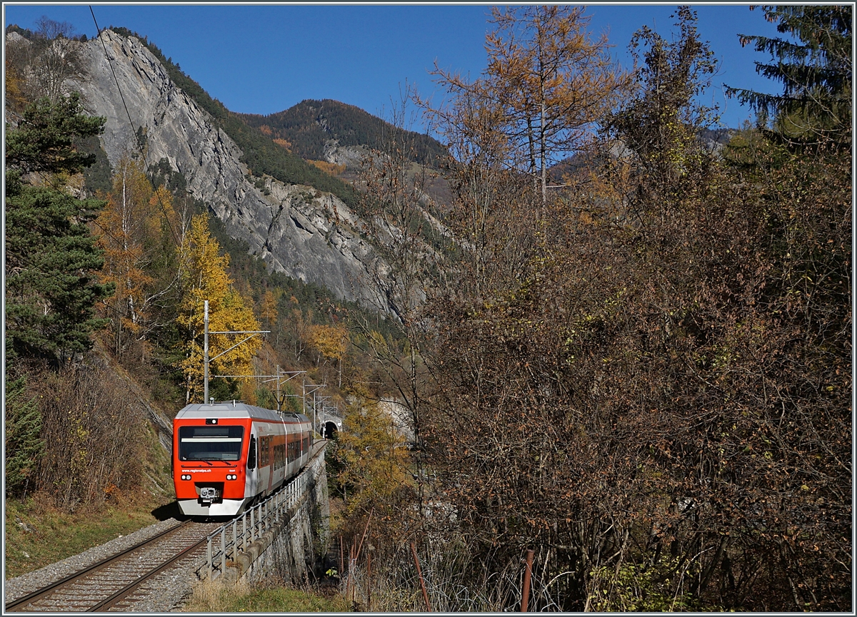 Da der Herbst und die Möglichkeiten für die Bahnfotografie noch etwas auf sich warten lassen zwei Bilder vom Letzen Jahr. Der TMR Regionalps RABe 525 041  NINA  kurz nach Sembrancher auf dem Weg nach Orsières.

11. Nov. 2020