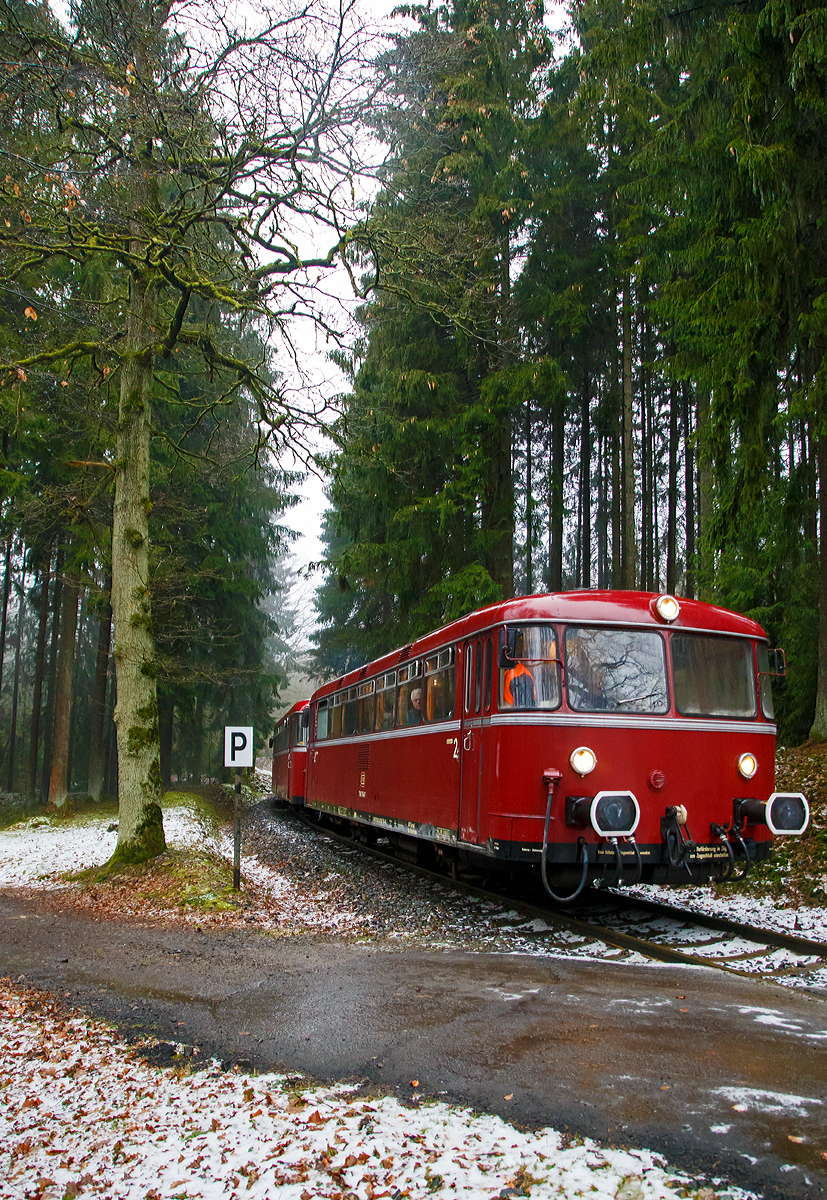 
Da kommen sie hinab vom Pfannenberg....
Eine Schienenbusgarnitur der VEB Vulkan-Eifel-Bahn Betriebsgesellschaft mbH auf Sonderfahrt (bestehend aus 798 670-6, 998 863-5 und 796 784-7) fährt am 26.01.2019 von der ehem. Grube Pfannenberger Einigkeit  (heute Sitz der Schäfer Werke) hinab zur Spitzkehre Pfannenberg. 

Die Garnitur befährt die priv. Strecke der Kreisbahn Siegen-Wittgenstein (Betriebsstätte Freien Grunder Eisenbahn - NE 447). Heute gibt es zwischen Herdorf und der Grube Pfannenberger Einigkeit noch jeden Werktag Güterverkehr, obwohl die Erzgrube Pfannenberger Einigkeit ihren Betrieb im April 1962 aufgegeben hat. An ihrer Stelle benötigen seitdem die Schäfer Werke KG den Anschluss für die Zulieferung von Stahl Coils sowohl als Rohstoff als auch für ihren Handel mit deren Zuschnitten nach Kundenwunsch.