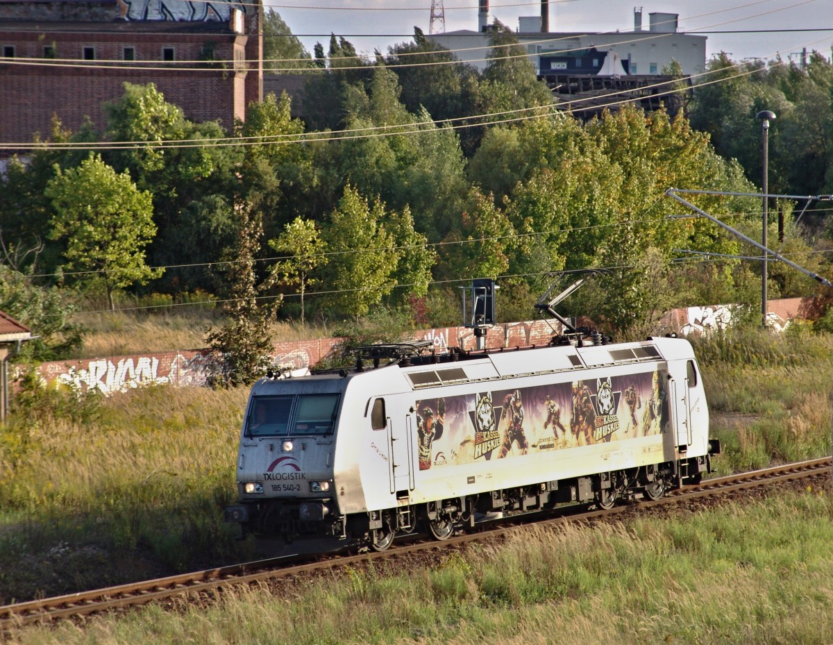 Da kommt Oma Liesel.
Aber so alt ist sie doch gar nicht ?
Am 17.09.2013 fuhr 185 540-2 getauft ,,Oma Liesel  Lz über die Güterumfahrung in Halle.