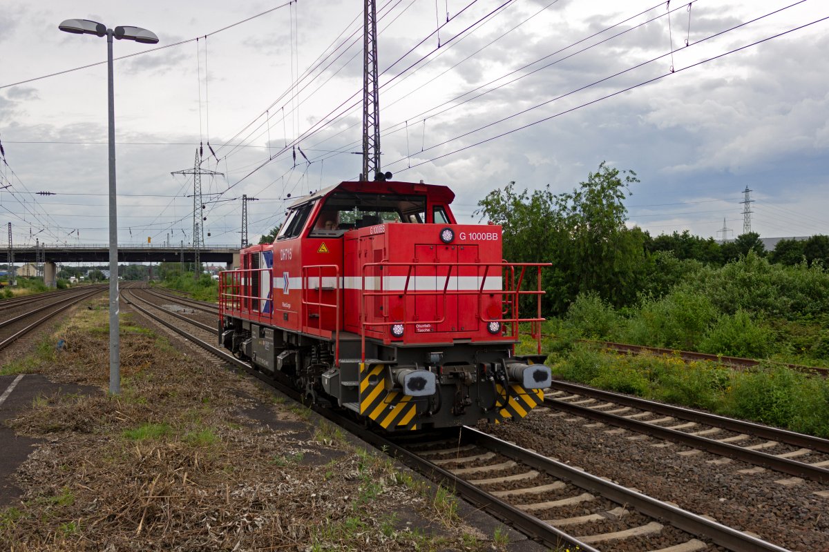 Da die Lokomotiven der RHC in den verschiedensten Gleisanschlssen und Bahnhfen im Klner Umland rangieren, kommt es immer wieder vor, dass man eine Lok mehrmals an einem Tag antrifft. Am 08.07.21 war DH 715 die Lok, die immer wieder vor meiner Kamera auftauchte. Das erste Mal war im Bahnhof Hrth-Kalscheuren, durch den die Lok als Leerfahrt in Richtung Sden fuhr.