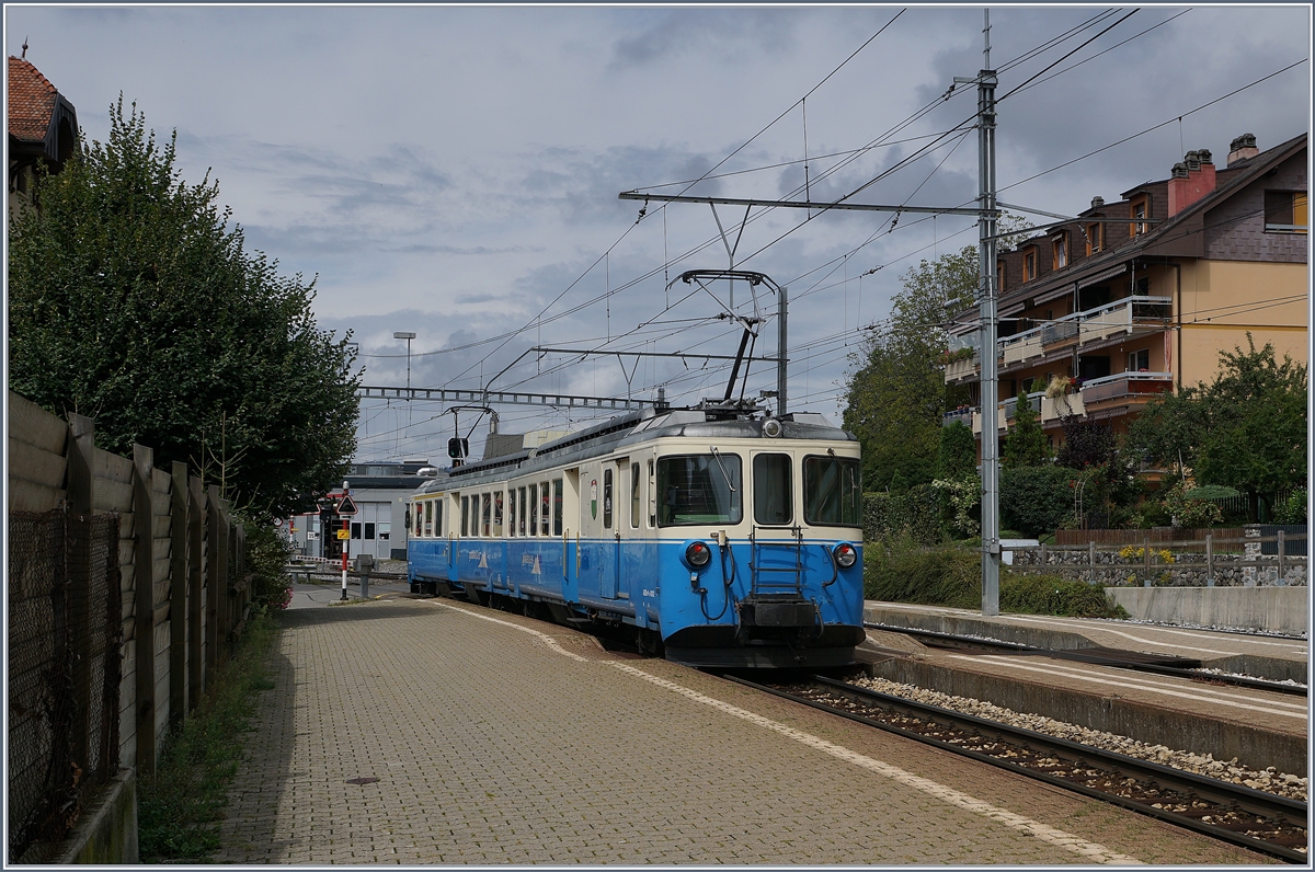 Da man nie weiss, ob man die ABDe 8/8 je nochmals im Planeinsatz erleben kann, lohnt - so finde ich jedenfalls - jedes Bild...
De ABDE 8/8 4002 VAUD verlässt Chernex als Leermaterialzug nach Montreux.

19. Aug. 2019