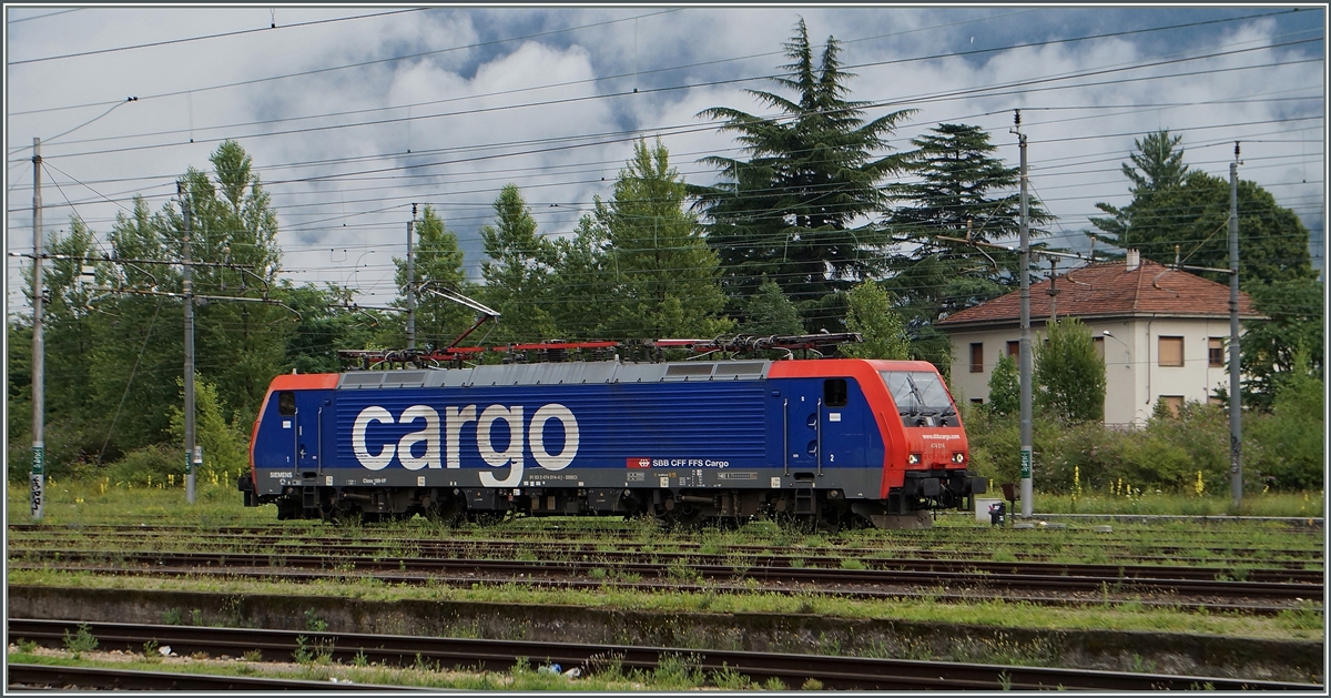 Da von mir auch künftig eher wenige Bilder der 189 zu sehen sein werden, hoffe ich mit der formgleichen SBB Re 474 etwas  aushelfen  zu können, besonders, da diese Lok wenig auf der Alpennordseite zu sehen ist.
SBB Re 474 0041 (UIC N° 91 83 2 474 014-4 I SBB-CI) in Domodossola
2. Juli 2014