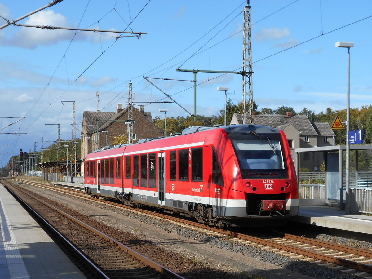 Da die Schranken am Bahnhof Jatznick(Strecke Stralsund-Berlin)geschlossen waren,bog ich mit dem Auto auf die erst beste Parkmglichkeit,aus den Auto heraus und gleich auf dem Auslser um den 623 524 fotografieren zuknnen.Aufnahme vom 22.September 2018.