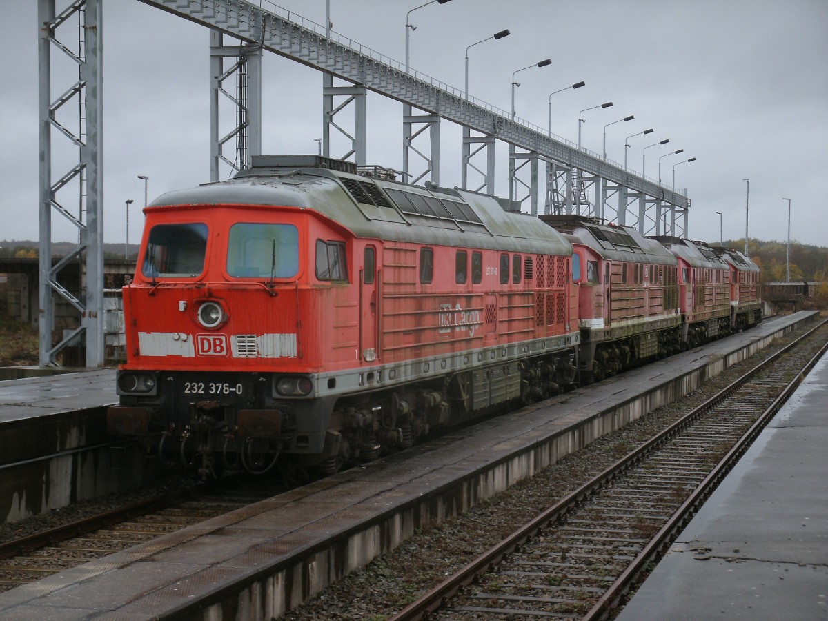 Da sind Sie nun die letzten vier 232er von Mukran am bekannten Abstellplatz.Es sind 232 070,232 114,202 und 378.Aufgenommen am 04.November 2013. 