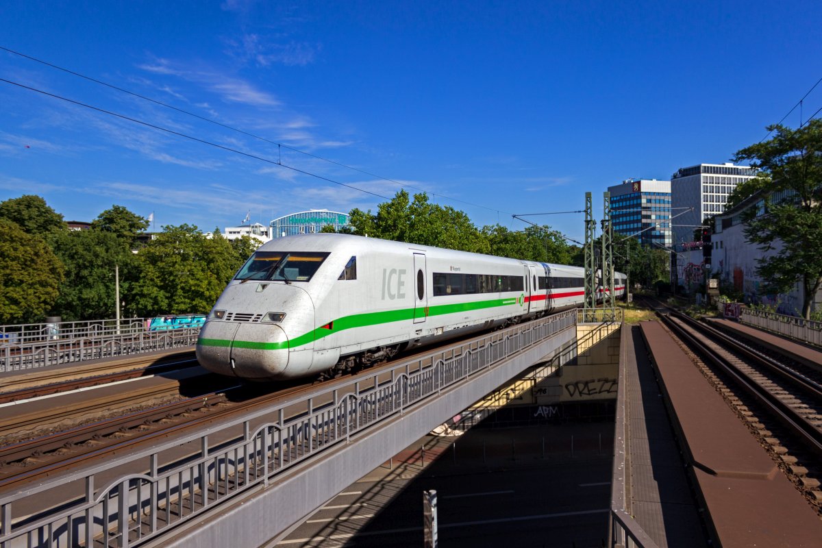 Da die Triebzge der Baureihe 402 ja jahrelang einen Einsatzschwerpunkt auf der ICE-Linie 10 von Berlin in Richtung NRW hatten, ist es recht naheliegend, dass einer dieser Zge auf den Namen Wuppertal getauft ist. 402 002 heit der Zug, der mich bei der Einfahrt in Hamburg-Dammtor daran erinnert, wo ich die ersten 18 Jahre meines Lebens verbracht habe.