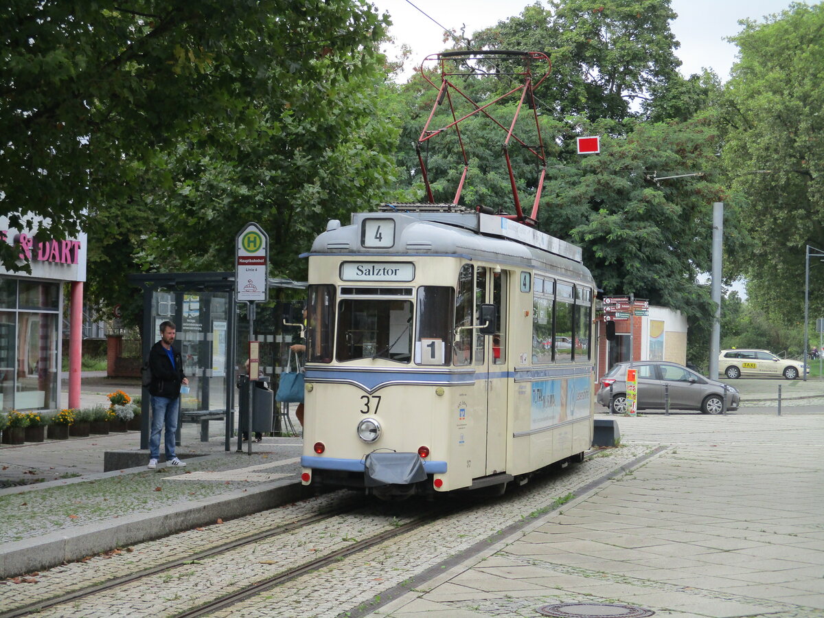 Da der Tw 37 ohne Beiwagen,am 30.August 2021,in Naumburg unterwegs war,brauchte dieser nicht an der Haltestelle  Hauptbahnhof  umsetzen.